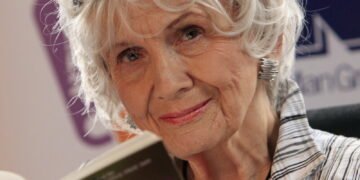 मैं कहता आँखिन देखी : एलिस मुनरो