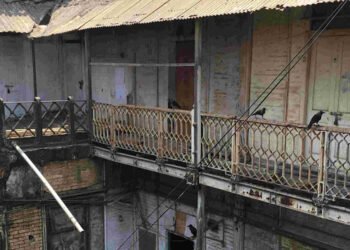 कास्ट आयरन की इमारत : अम्बर पाण्डेय