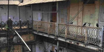 कास्ट आयरन की इमारत : अम्बर पाण्डेय