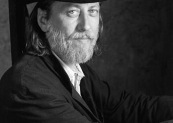 बाहर कुछ जल रहा है : ला:सलो क्रॉस्नॉहोरकै : अनुवाद : सुशांत सुप्रिय